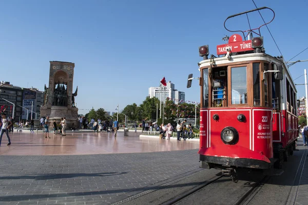 İstanbul, Türkiye, Ortadoğu: Tarihi T2 Hattı Taksim-Tünel tramvayı ve şehrin Avrupa kesimindeki Beyoğlu 'nun başlıca turizm ve tatil bölgesinde çağdaş İstanbul' un kalbi olan Taksim Meydanı halkı