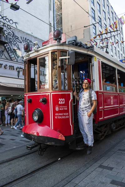 土耳其伊斯坦布尔 历史性的T2号线Taksim Tunel有轨电车从Istiklal Caddesi铁轨上的Taksim广场开出 Istiklal Caddesi是碧奥格鲁地区最有名的城市大道之一 — 图库照片