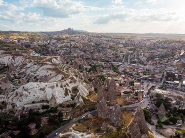 Goreme Milli Parkı 'nın hava manzarası, Tarihi Milli Parki, Türkiye. Peri bacaları ve çöl manzarası olan kapadokya 'nın tipik kaya oluşumları. Seyahat yerleri, tatiller ve macera