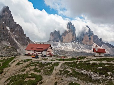 Antonio Locatelli kulübesinin havadan görünüşü Alto Adige-South Tyrol, Paterno dağı ve Tre Cime di Lavaredo, Drei Zinnen 'de bir sığınaktır. İtalya