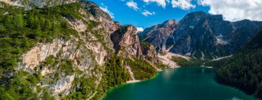 Pragser Wildsee, İtalya 'nın güneyindeki Prags Dolomites bölgesinde yer alan bir göldür. Arka planda Croda del Becco Dağı manzarası.