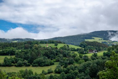 Yeşil manzara, güney Tyrol, güney Tyrol 'daki tarlalar, ağaçlar ve dağlarla çevrili köyler. Dolomitler, İtalya. Turist konaklama ve pansiyonları.