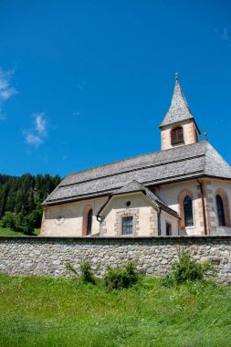 San Vito kilisesi, Dolomitlerin eteğinde Braies Gölü 'ne doğru küçük bir köy. Alpler. Güney Tyrol. İtalya