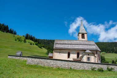 San Vito kilisesi, Dolomitlerin eteğinde Braies Gölü 'ne doğru küçük bir köy. Alpler. Güney Tyrol. İtalya