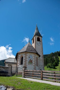 San Vito kilisesi, Dolomitlerin eteğinde Braies Gölü 'ne doğru küçük bir köy. Alpler. Güney Tyrol. İtalya