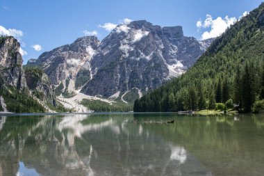Pragser Wildsee, Almanya 'nın Güney Tyrol eyaletinde yer alan bir göldür. Ağaçların gölgesi, el değmemiş suyun aynası, kayalar, mineraller ve dağlar. Kapsamsız boş hedefler