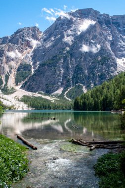 Pragser Wildsee, Almanya 'nın Güney Tyrol eyaletinde yer alan bir göldür. Ağaçların gölgesi, el değmemiş suyun aynası, kayalar, mineraller ve dağlar. Kapsamsız boş hedefler