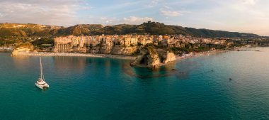Calabrian sahilinin hava manzarası, kristal berrak denize bakan kayalıklar. Kaya ve sahildeki evler. Tropea. Calabria. İtalya. Katamaran şehri açıklarında.