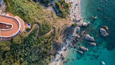 Calabrian sahilinin hava manzarası, kristal berrak deniz ve lüks villalara bakan kayalıklar. Tropea 'nın kuzeyindeki Parghelia bölgesi. Calabria. İtalya