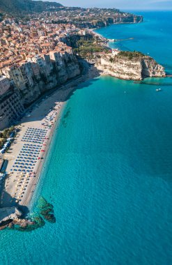 Şemsiyeli ve banyolu bir sahil manzarası. Santa Maria Dell 'Isola, Tropea, Calabria, İtalya Sığınağı. Mavi Bayrak Sahili