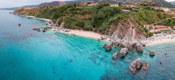 Vista Aerea Una Spiaggia Ombrelloni Tropea Calabria Italia Parghelia Panoramica — Foto Stock Vista Aerea Una Spiaggia Ombrelloni Tropea Calabria Italia Parghelia Panoramica — Foto Stock