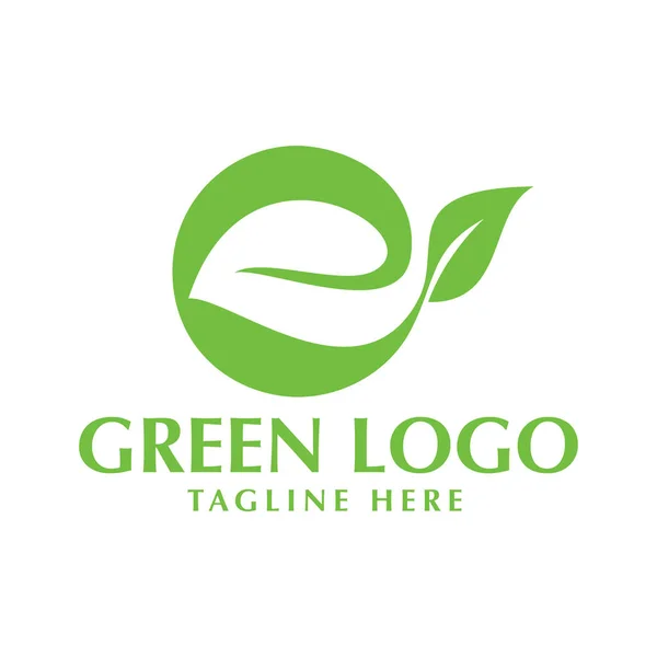 Зеленый овощной логотип с зеленым листом и морковью — стоковый вектор