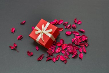 Gül yaprakları merkezinde hayatımın aşkı güzel Sevgililer günü hediyesi