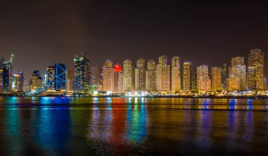 Marina gece zaman Skyline görünümü