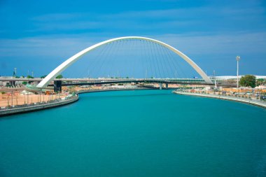 Mavi gökyüzü arka plan üzerinde Canal köprü görünümü