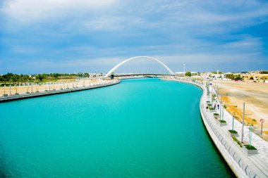Mavi gökyüzü arka plan üzerinde Canal köprü görünümü
