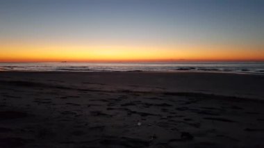 Deniz su dalgaları Beach deki turuncu gökyüzü arka plan