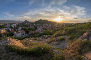 yaz günbatımı üzerinde Plovdiv şehir, Bulgaristan, Avrupa Kültür 2019 başkenti ve Avrupa'nın en eski yaşam şehir