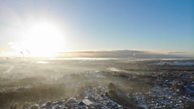 Soğuk gün ormanda temizleyin. ağaçlar karla kaplı. kuş bakışı. Rusya St. Petersburg bölge