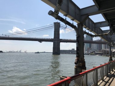 Brooklyn Köprüsü yaz görünümü Manhattan'ın
