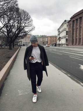 yakışıklı delikanlı ile telefon St. Isaac's Katedrali, St Petersburg