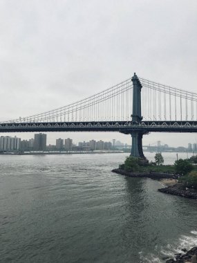 Brooklyn Köprüsü yaz görünümü Manhattan'ın
