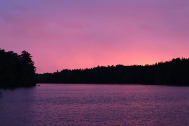 Finlandiya, Porvoo, Sondby, Sondbytrasket göl kenarında güzel gün batımı
