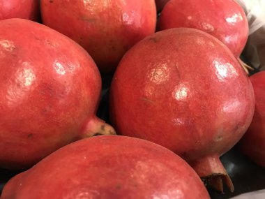 kutusunda birçok kırmızı el bombası