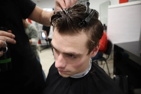 Master Hairdresser Does Hairstyle Style Scissors Comb Master Stacks Hair — Stock Photo, Image