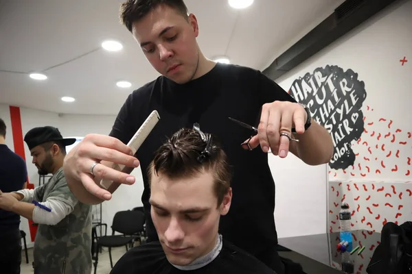 Cabeleireiro Mestre Faz Penteado Estilo Com Tesoura Pente Mestre Empilha — Fotografia de Stock