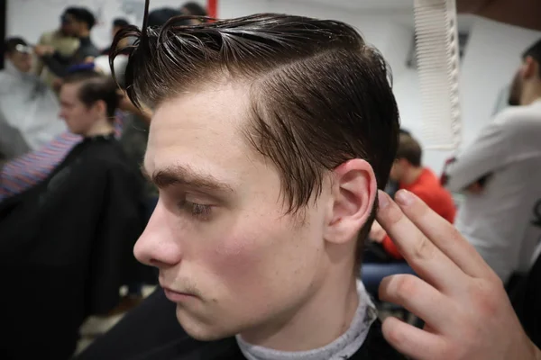 Cabeleireiro Mestre Faz Penteado Estilo Com Tesoura Pente Mestre Empilha — Fotografia de Stock