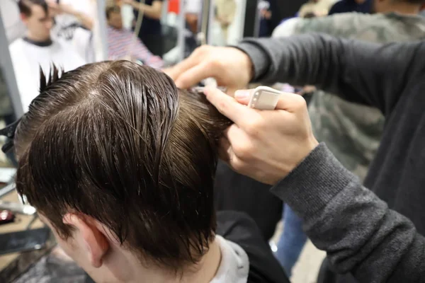 Master Hairdresser Does Hairstyle Style Scissors Comb Master Stacks Hair — Stock Photo, Image