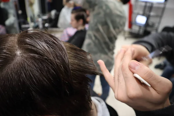 Cabeleireiro Mestre Faz Penteado Estilo Com Tesoura Pente Mestre Empilha — Fotografia de Stock