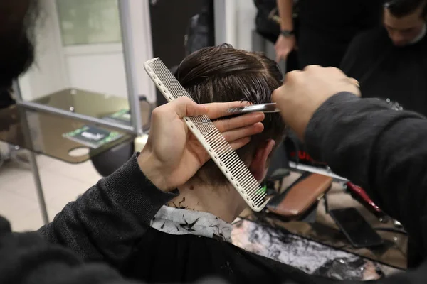 Cabeleireiro Mestre Faz Penteado Estilo Com Tesoura Pente Mestre Empilha — Fotografia de Stock