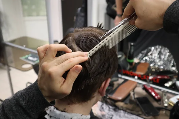 Cabeleireiro Mestre Faz Penteado Estilo Com Tesoura Pente Mestre Empilha — Fotografia de Stock