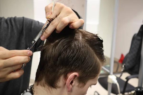 Cabeleireiro Mestre Faz Penteado Estilo Com Tesoura Pente Mestre Empilha — Fotografia de Stock