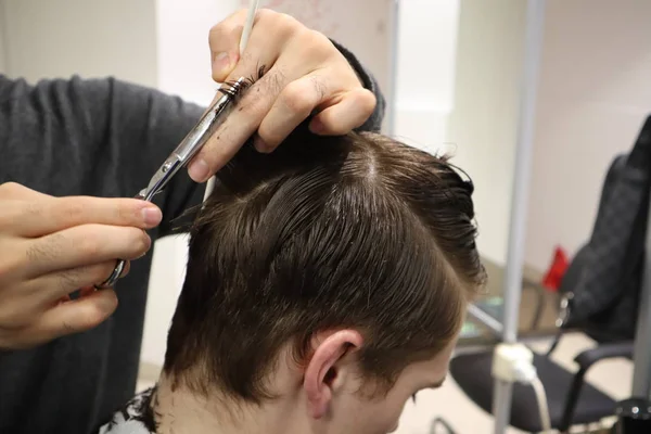 Cabeleireiro Mestre Faz Penteado Estilo Com Tesoura Pente Mestre Empilha — Fotografia de Stock