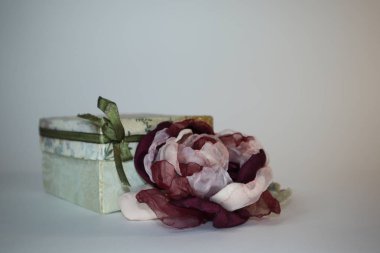 el beyaz zemin üzerine gül ve vintage hediye kutusu yapımı