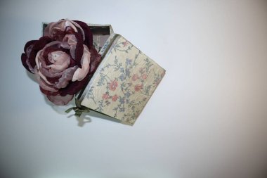 el beyaz zemin üzerine gül ve vintage hediye kutusu yapımı