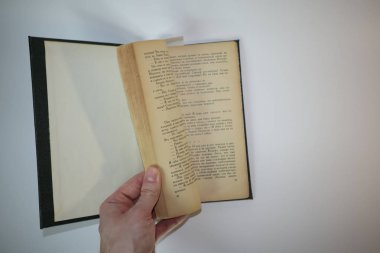 Beyaz arkaplan üzerine kitap aç