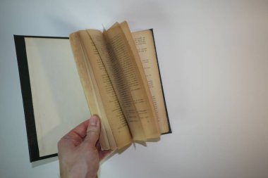 Beyaz arkaplan üzerine kitap aç