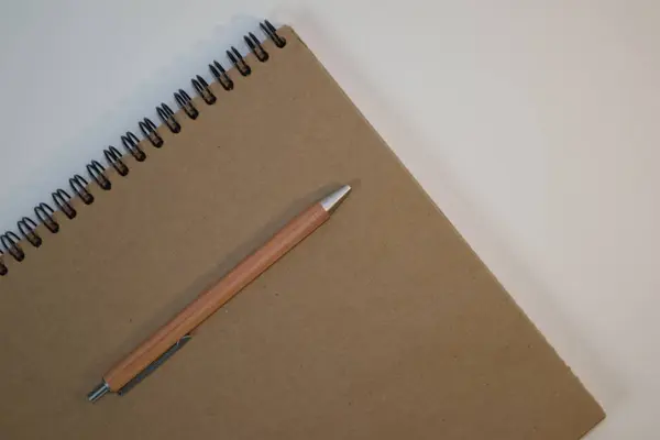 紙のノート ボールペン 白い背景の上提供しています オーバーヘッドのビュー 純粋な明るい光 — ストック写真