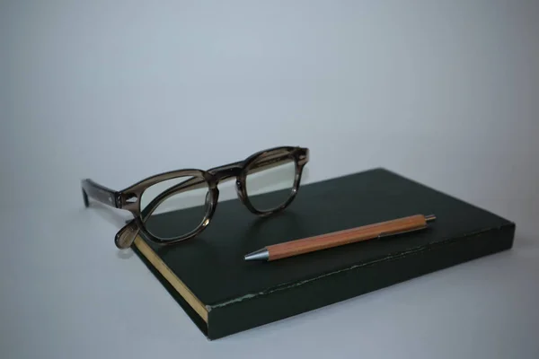 Altes Buch Und Brille Auf Weißem Hintergrund — Stockfoto