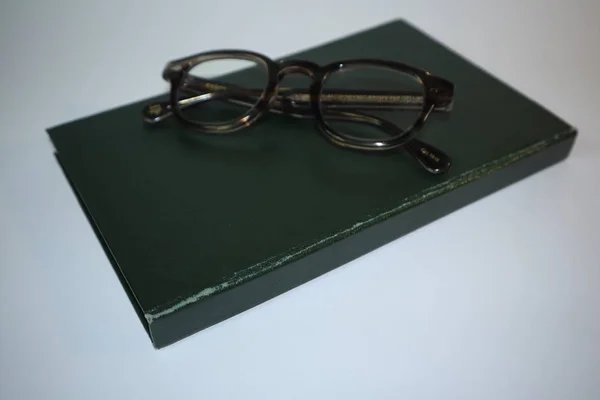 Staré Knihy Brýle Bílém Pozadí — Stock fotografie