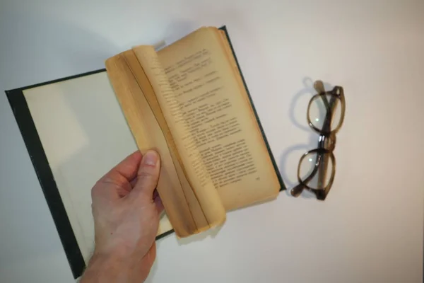 Staré Knihy Brýle Bílém Pozadí — Stock fotografie