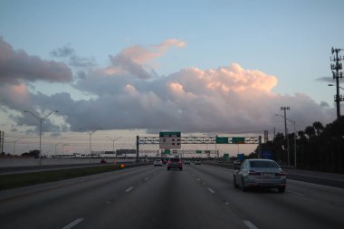 Miami, Florida -8 Mart 2019 - bir gişe görünümünü yolun girişinde. Sunpass sahipleri ile hızlı bir sokağın git