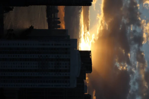 迈阿密市中心美丽的日出 太阳穿过云层和摩天大楼 从38楼看风景 — 图库照片