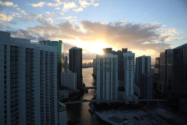 Gyönyörű Napfelkelté Downtown Miami Nap Felhők Felhőkarcolók Áttöri Nézd Padló — Stock Fotó