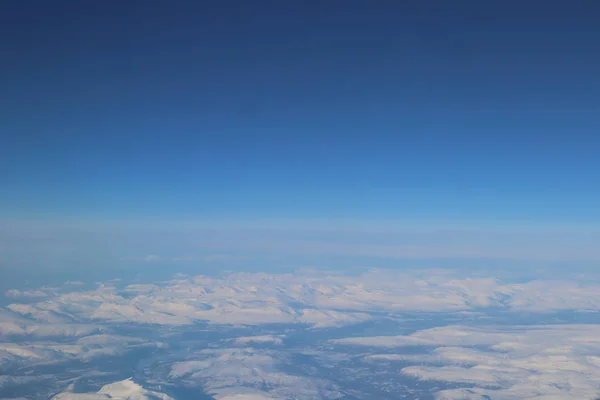 Udsigt Fra Flyet Til Snedækket Greenland Landskab Snedækkede Bjerge Grønland - Stock-foto