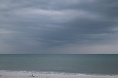 gri gök gürültüsü bulutlar sahilde